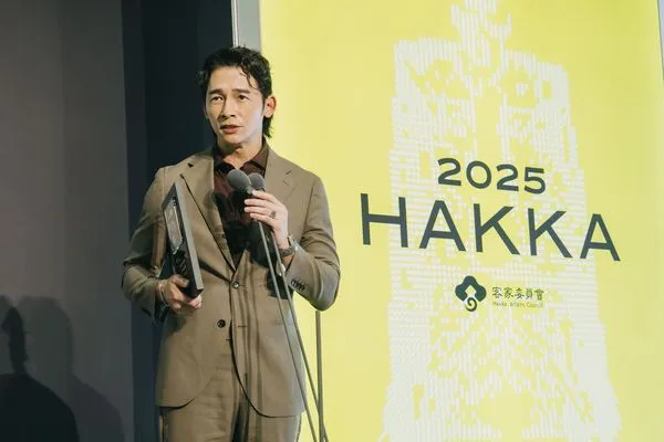 ▲▼温昇豪首度以主持人身分問鼎金鐘。(圖/客委會提供)