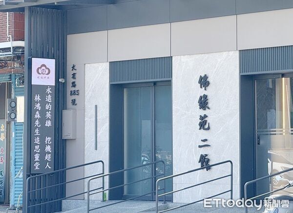 ▲在花蓮救災過程不幸亡故的「挖土機超人」,由其民間好友協助設置靈堂,但家屬低調表示未來不舉辦公祭儀式。(圖/記者沈繼昌攝)