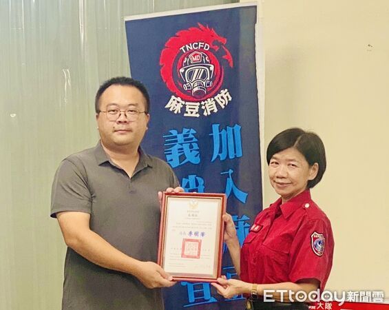 ▲麻豆婦宣之子王聖華先生捐贈救災器材,麻豆分隊與婦宣隊成員合影留念。(圖/記者林東良翻攝,下同)