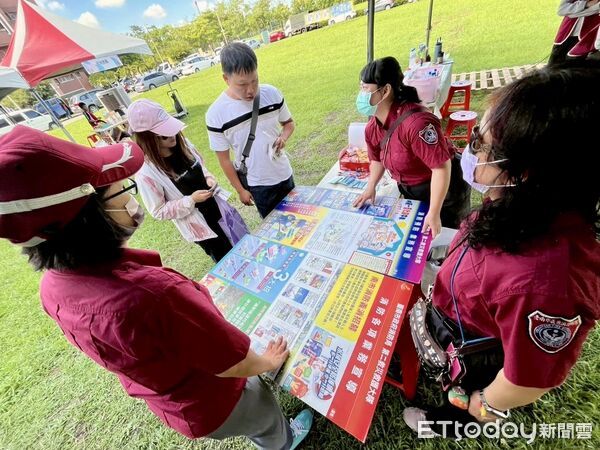 ▲麻豆婦宣之子王聖華先生捐贈救災器材,麻豆分隊與婦宣隊成員合影留念。(圖/記者林東良翻攝,下同)