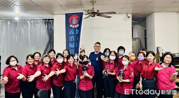 ▲麻豆婦宣之子王聖華先生捐贈救災器材,麻豆分隊與婦宣隊成員合影留念。(圖/記者林東良翻攝,下同)