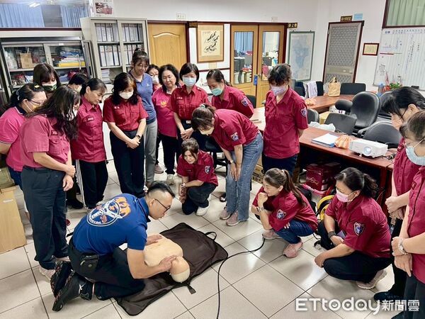 ▲麻豆婦宣之子王聖華先生捐贈救災器材,麻豆分隊與婦宣隊成員合影留念。(圖/記者林東良翻攝,下同)