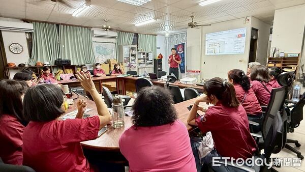 ▲麻豆婦宣之子王聖華先生捐贈救災器材,麻豆分隊與婦宣隊成員合影留念。(圖/記者林東良翻攝,下同)