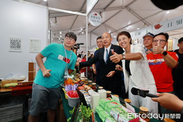 ▲立法院長韓國瑜逛茶博,邀請國人10日欣賞南投國慶焰火。(圖/記者高堂堯翻攝)