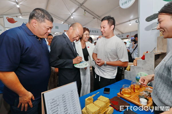 ▲立法院長韓國瑜逛茶博,邀請國人10日欣賞南投國慶焰火。(圖/南投縣政府提供,下同)