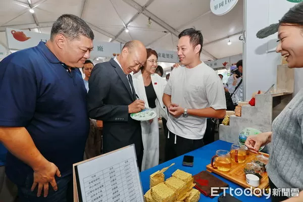 ▲立法院長韓國瑜逛茶博,邀請國人10日欣賞南投國慶焰火。(圖/南投縣政府提供,下同)