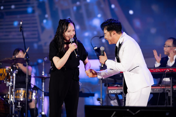 ▲陽帆(右)與妻子Julie。(圖/三立提供)