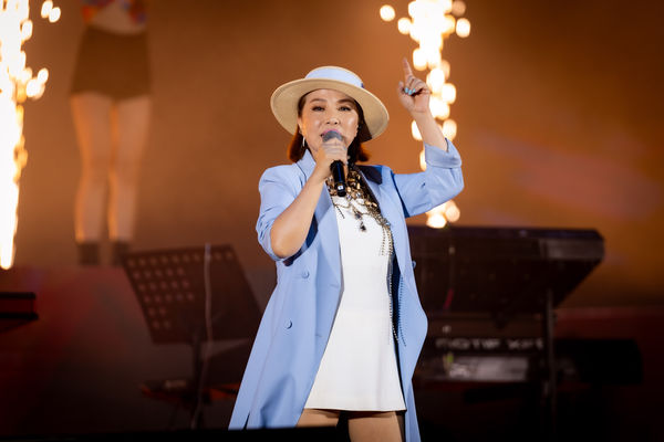 ▲陽帆(右)與妻子Julie。(圖/三立提供)