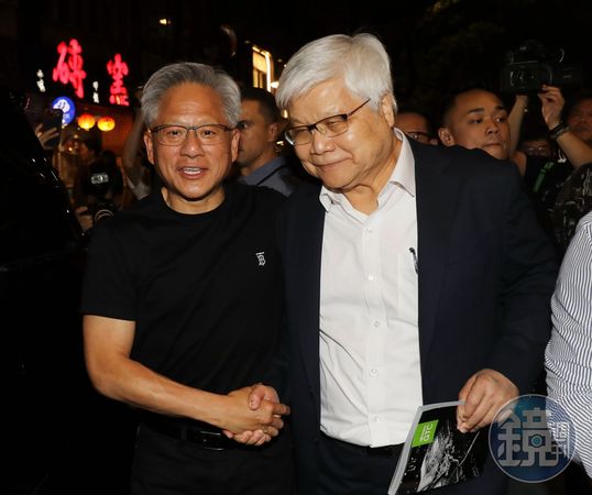 黃仁勳(左)曾說,AI的發展是一列不會停下的火車。而台積電是世界上相對便宜的AI股。圖右為台積電董事長暨總裁魏哲家。