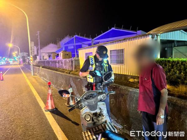 ▲東港警方專案取締闖紅燈勤務。(圖/記者陳崑福翻攝)