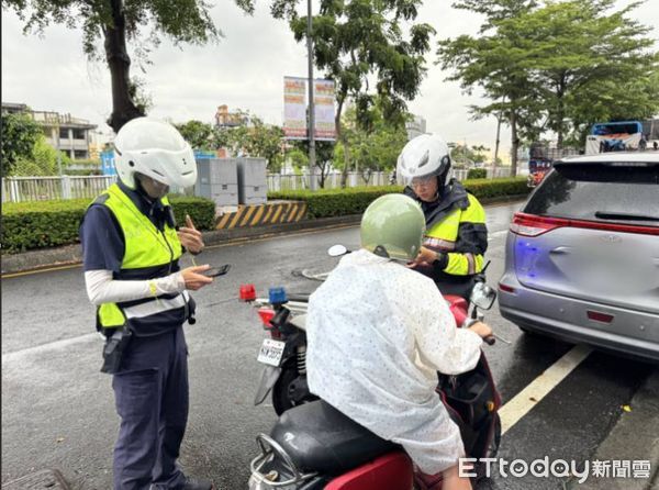 ▲東港警方專案取締闖紅燈勤務。(圖/記者陳崑福翻攝)