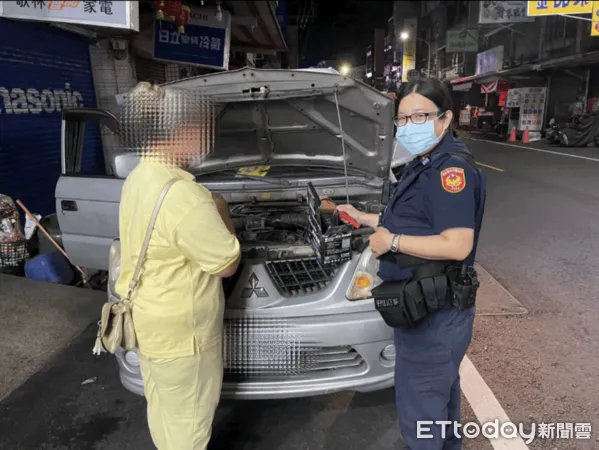 ▲內埔警分局員警幫潘女發動車輛。(圖/記者陳崑福翻攝)