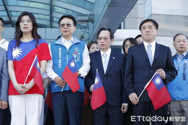 ▲▼國民黨10/10雙十國慶當天於中央黨部前舉行中華民國114年國慶升旗典禮,黨主席朱立倫、前主席吳伯雄、前總統馬英九及六位下屆黨主席參選人郝龍斌、張亞中、羅智強、鄭麗文、卓伯源、蔡志弘出席。(圖/記者湯興漢攝)