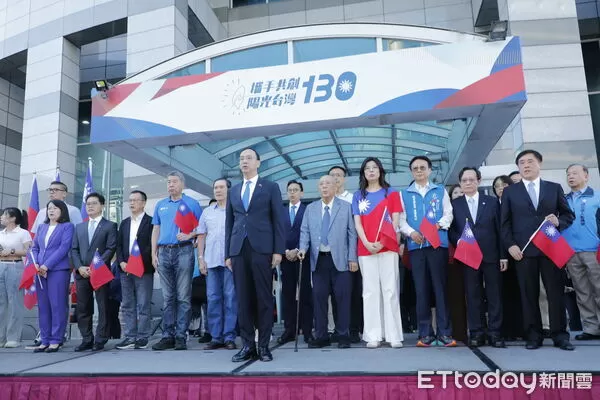 ▲▼國民黨10/10雙十國慶當天於中央黨部前舉行中華民國114年國慶升旗典禮,黨主席朱立倫、前主席吳伯雄、前總統馬英九及六位下屆黨主席參選人郝龍斌、張亞中、羅智強、鄭麗文、卓伯源、蔡志弘出席。(圖/記者湯興漢攝)