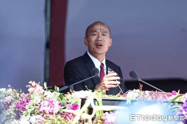 ▲慶籌會主委韓國瑜於雙十國慶大會致詞唱歌。(圖/記者林敬旻攝)