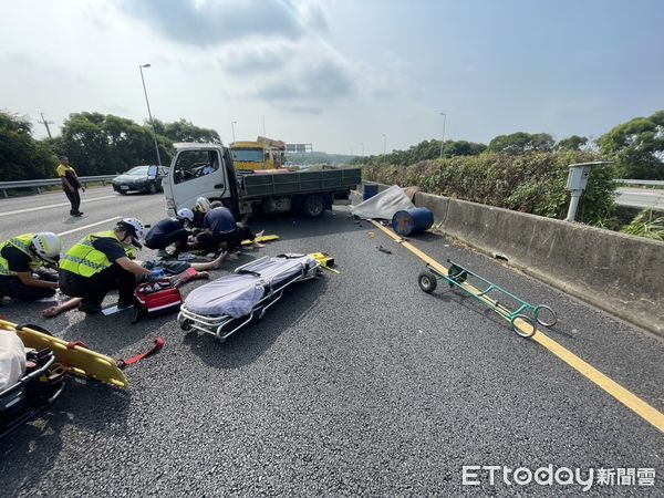 ▲小貨車自撞護欄後,車上2人疑似遭彈出車外。(圖/記者白珈陽翻攝)