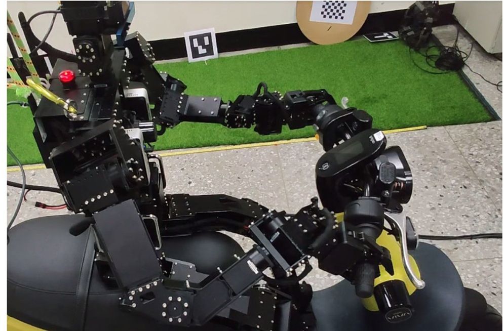 ▲▼台師大團隊透過深度學習,讓人形機器人成功挑戰騎機車。(圖/台師大提供)