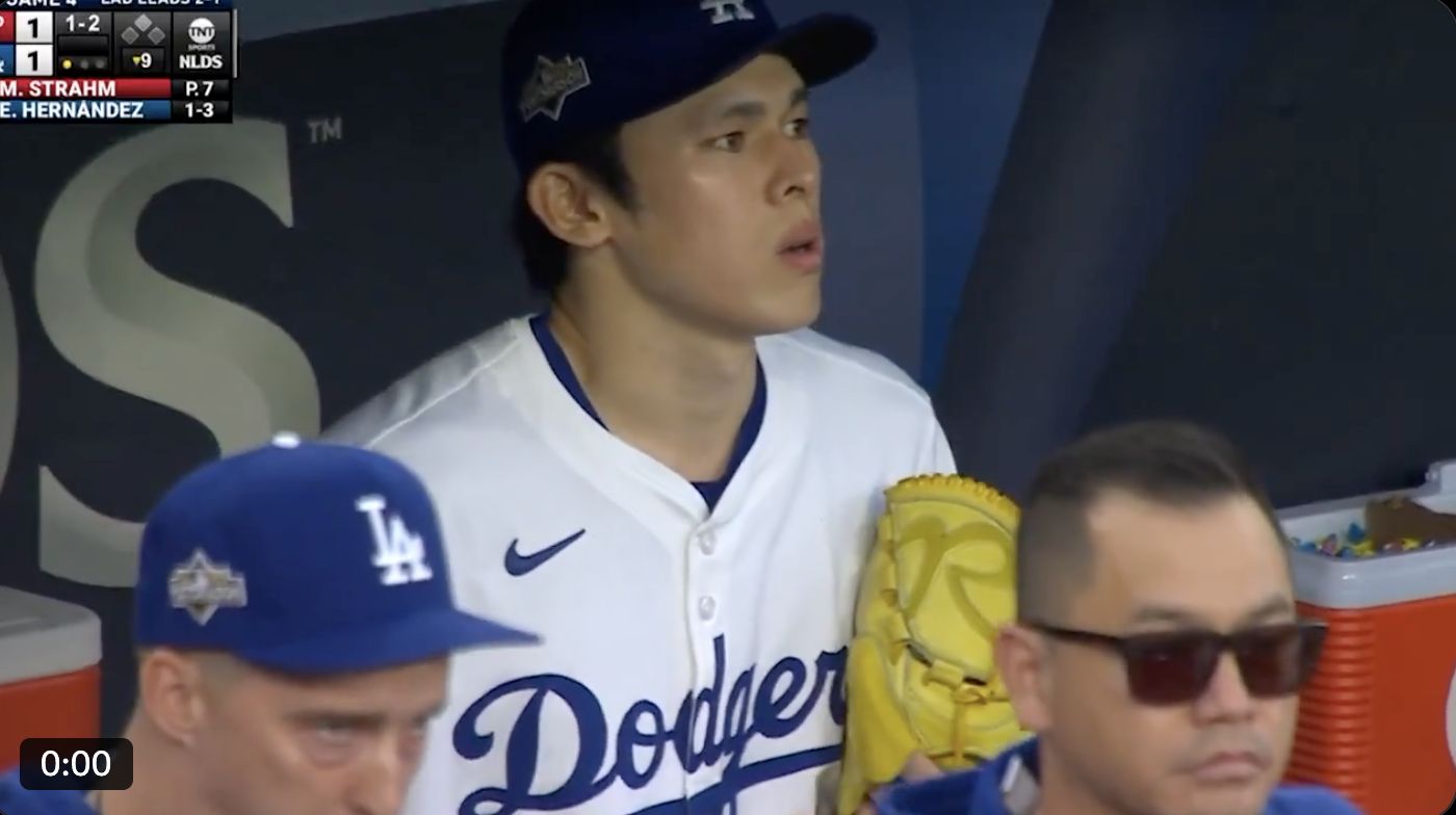 ▲佐佐木朗希在休息室也沒有拿掉手套。(圖/截自MLB官方X)