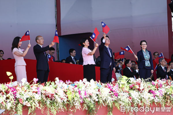 ▲韓國瑜、賴清德、蕭美琴於雙十國慶大會觀禮。(圖/記者林敬旻攝)