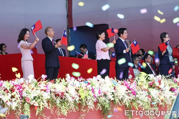 ▲韓國瑜、賴清德、蕭美琴於雙十國慶大會觀禮。(圖/記者林敬旻攝)