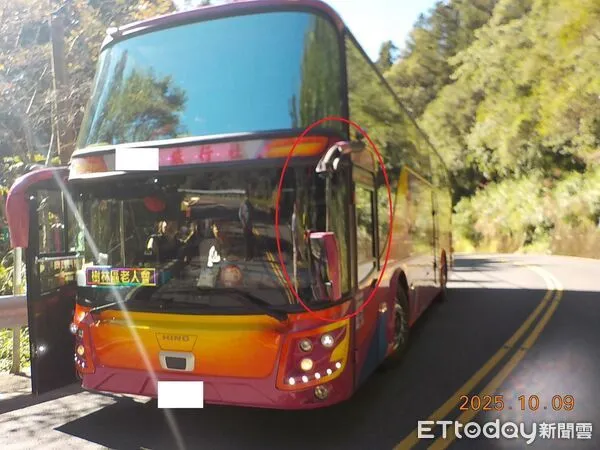 ▲▼ 阿里山公路大貨車超越遊覽車不慎發生擦撞 幸無人傷亡 。(圖/記者翁伊森翻攝)