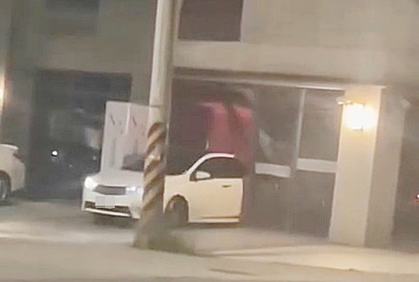 ▲桃園市觀音區新生路上某處美髮店昨天深夜遭白色轎車倒車猛撞2次,導致店面門窗與鐵架毀損破裂。(圖/翻攝自臉書《記者爆料網》)