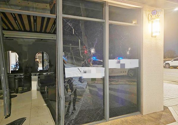 ▲桃園市觀音區新生路上某處美髮店昨天深夜遭白色轎車倒車猛撞2次,員警到場蒐證。(圖/大園警分局提供)