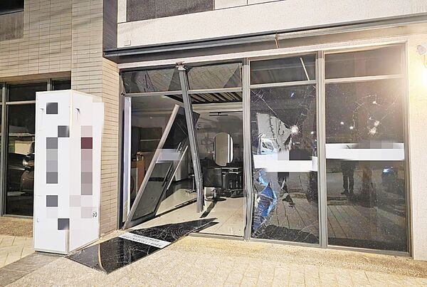 ▲桃園市觀音區新生路上某處美髮店昨天深夜遭白色轎車倒車猛撞,大門店面受損嚴重。(圖/大園警分局提供)