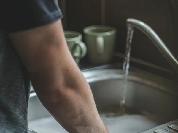 一名韓國丈夫在住進新房後,突然變得不愛洗碗,讓人妻感到困惑。(pexels提供)