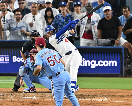 ▲▼費城人投手柯克林延長賽致命失誤,葬送延長戰線的機會,道奇總教練羅伯斯暖心安慰。(圖/達志影像/美聯社)