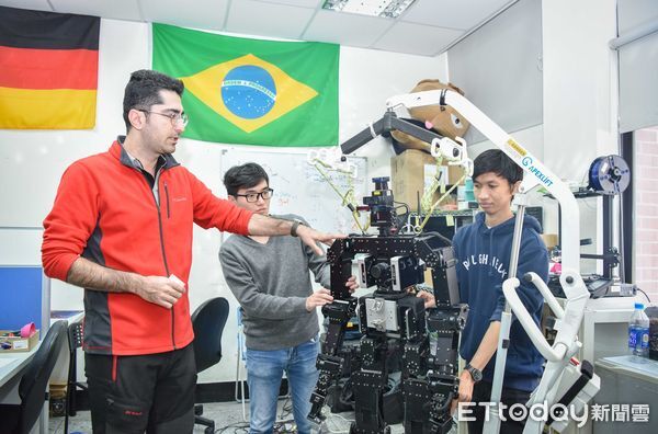 ▲▼台師大團隊透過深度學習,讓人形機器人成功挑戰騎機車。(圖/台師大提供)