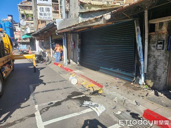 ▲▼北市臥龍街保時捷疑似閃狗釀車禍。(圖/記者邱中岳翻攝)