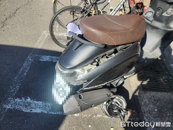 ▲▼北市臥龍街保時捷疑似閃狗釀車禍。(圖/記者邱中岳翻攝)