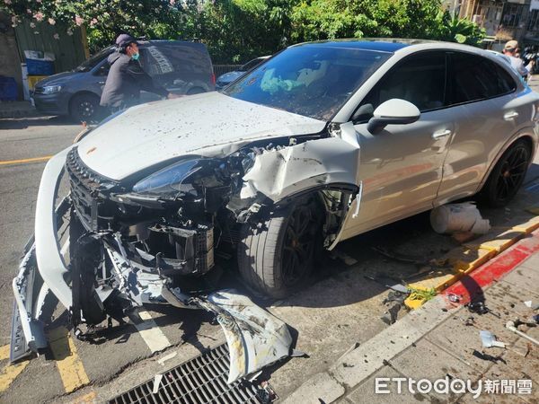 ▲▼北市臥龍街保時捷疑似閃狗釀車禍。(圖/記者邱中岳翻攝)