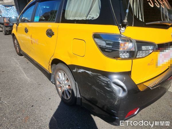 ▲▼北市臥龍街保時捷疑似閃狗釀車禍。(圖/記者邱中岳翻攝)