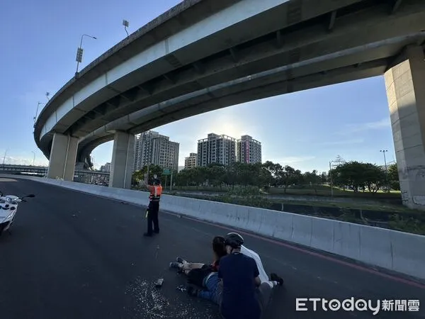 ▲▼ 台64線重機自撞護欄!騎士高架橋墜落雙腿骨折 命危送醫 。(圖/記者陸運陞翻攝)