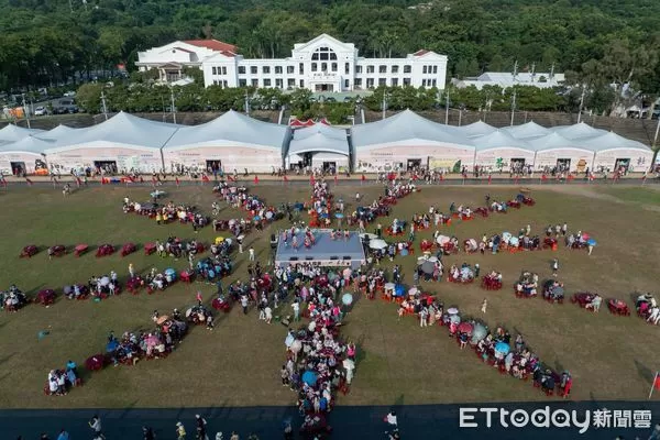 ▲南投茶博會「千人擂茶」活動熱鬧登場。(圖/南投縣政府提供)