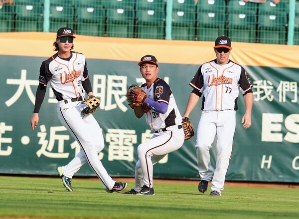 ▲統一獅陳傑憲、林佳緯、獅帝芬。(圖/統一獅提供)