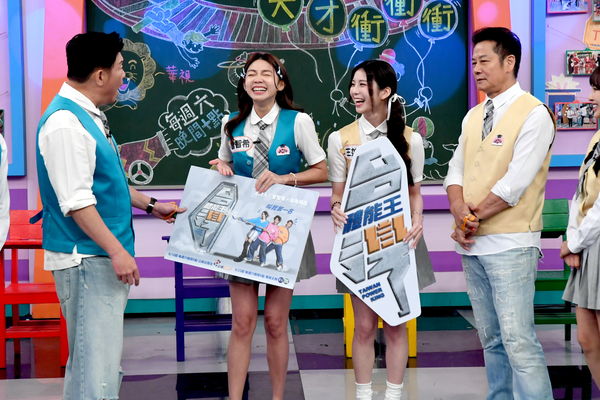 ▲張棋惠(左)、曾智希自亂節奏慘遭噴乾冰。(圖/華視提供)