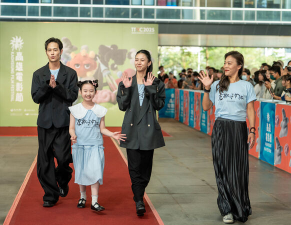 ▲2025「高雄電影節」紅毯:《左撇子女孩》演員夏騰宏、葉子綺、馬士媛、導演鄒時擎。(圖/高雄電影節提供)