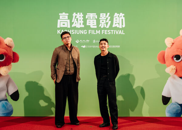 ▲2025「高雄電影節」紅毯:《有用的鬼》劇組(左起)導演林金偉、演員萬洛隆甘迦。(圖/高雄電影節提供)