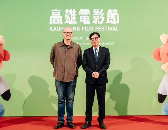 ▲2025「高雄電影節」紅毯:《南方時光》曹仕翰導演與市長陳其邁。(圖/高雄電影節提供)