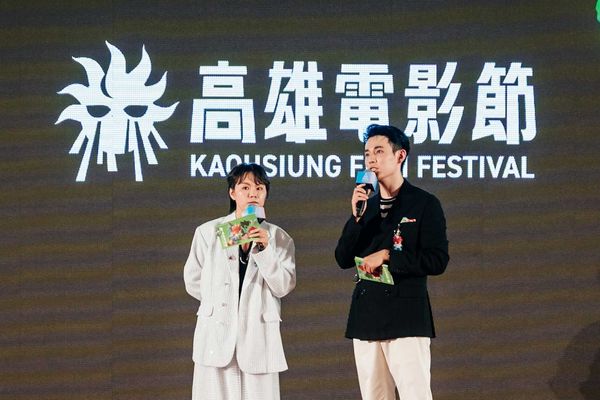 ▲高雄電影節開幕式,典禮主持人(左起)JOJO、徐鈞浩。(圖/高雄電影節提供)