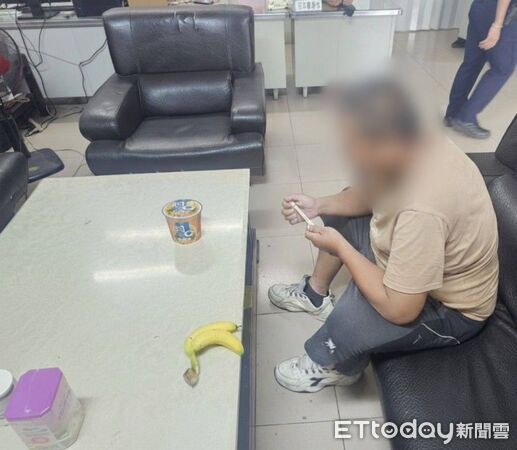 ▲新園分駐所員警提供熱食給李男食用。(圖/記者陳崑福翻攝)