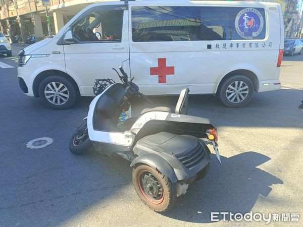 ▲陳男開救護車送患者就醫時闖紅燈,但依規定開警示燈並鳴笛,仍遭騎機車的蘇男攔腰撞上。(圖/記者陸運陞翻攝)