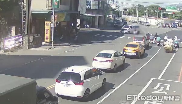 ▲陳男開救護車送患者就醫時闖紅燈,但依規定開警示燈並鳴笛,仍遭騎機車的蘇男攔腰撞上。(圖/記者陸運陞翻攝)