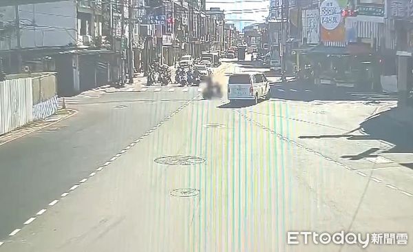 ▲陳男開救護車送患者就醫時闖紅燈,但依規定開警示燈並鳴笛,仍遭騎機車的蘇男攔腰撞上。(圖/記者陸運陞翻攝)