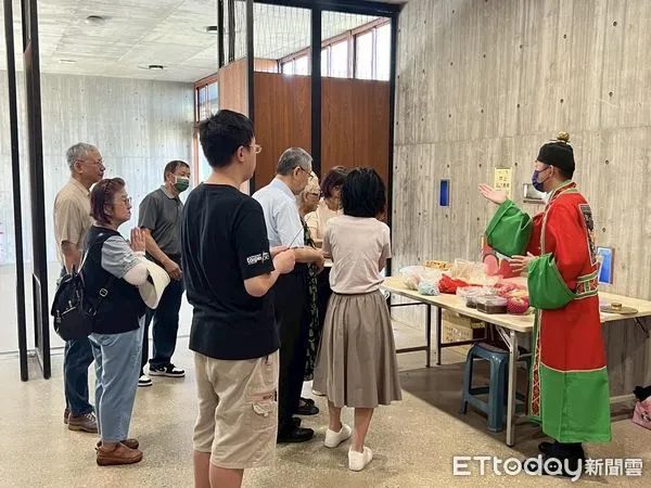 ▲▼柯文哲表示,當時只被准參加父親告別式,連骨灰甕放哪都不知,10日終於到納骨塔祭拜父親。(圖/取自柯文哲臉書)