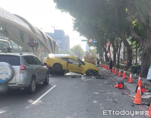 ▲▼福特超門在新光三越前不明失控,衝撞2輛機車後空中翻了一圈。(圖/民眾提供,下同)