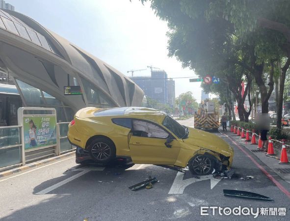 ▲▼福特超門在新光三越前不明失控,衝撞2輛機車後空中翻了一圈。(圖/民眾提供,下同)